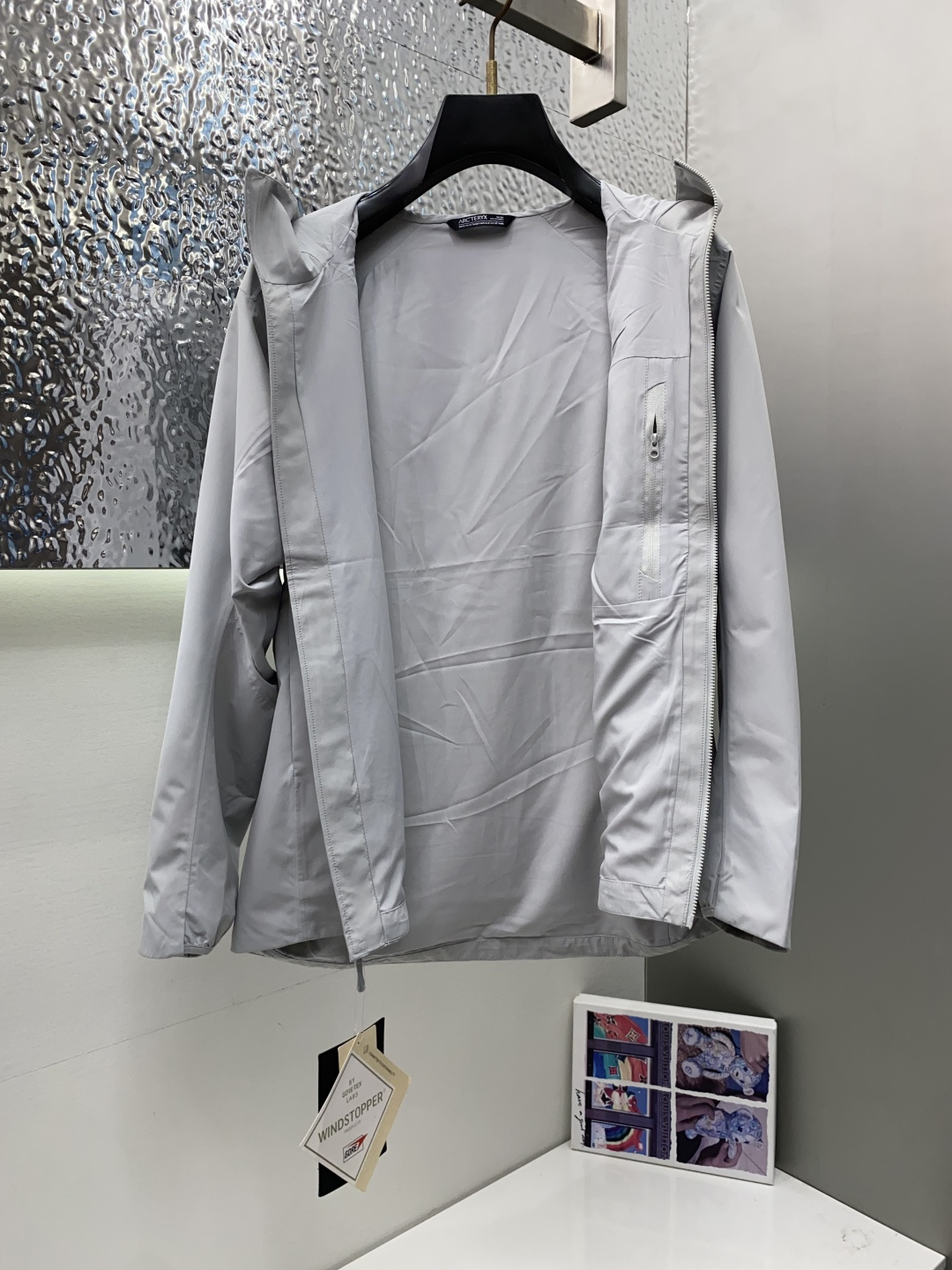 ARCTERYX 始祖鸟，2025春夏AW新品，时尚休闲连帽冲锋衣外套，专柜同步有售，液氨蛋白面料 进口