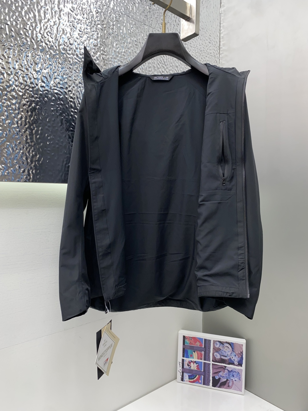 ARCTERYX 始祖鸟，2025春夏AW新品，时尚休闲连帽冲锋衣外套，专柜同步有售，液氨蛋白面料 进口