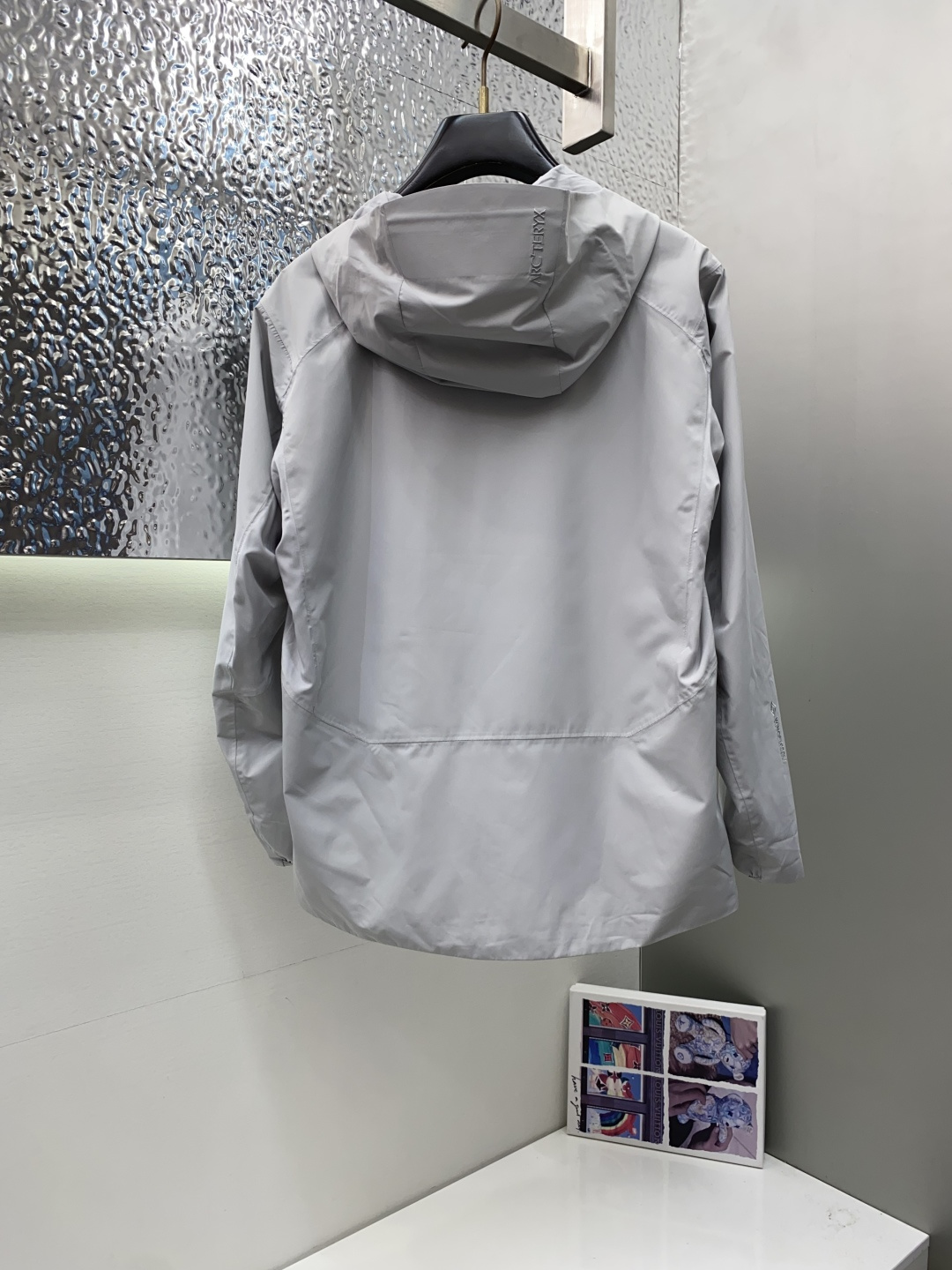 ARCTERYX 始祖鸟，2025春夏AW新品，时尚休闲连帽冲锋衣外套，专柜同步有售，液氨蛋白面料 进口