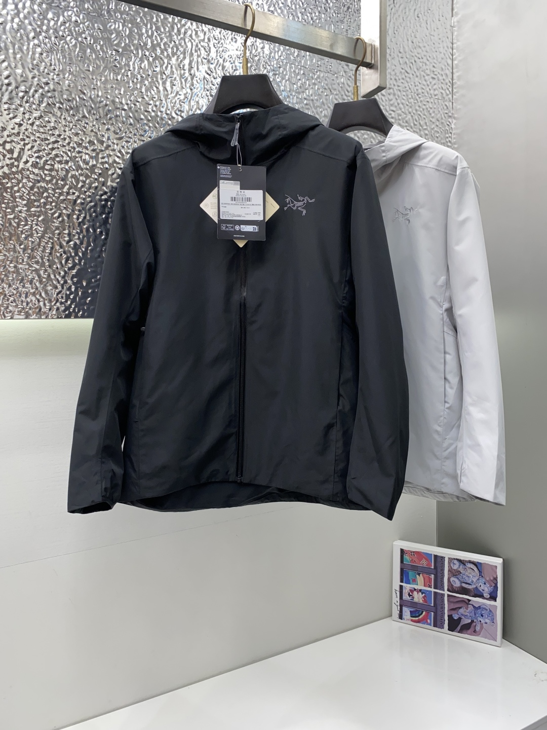 ARCTERYX 始祖鸟，2025春夏AW新品，时尚休闲连帽冲锋衣外套，专柜同步有售，液氨蛋白面料 进口