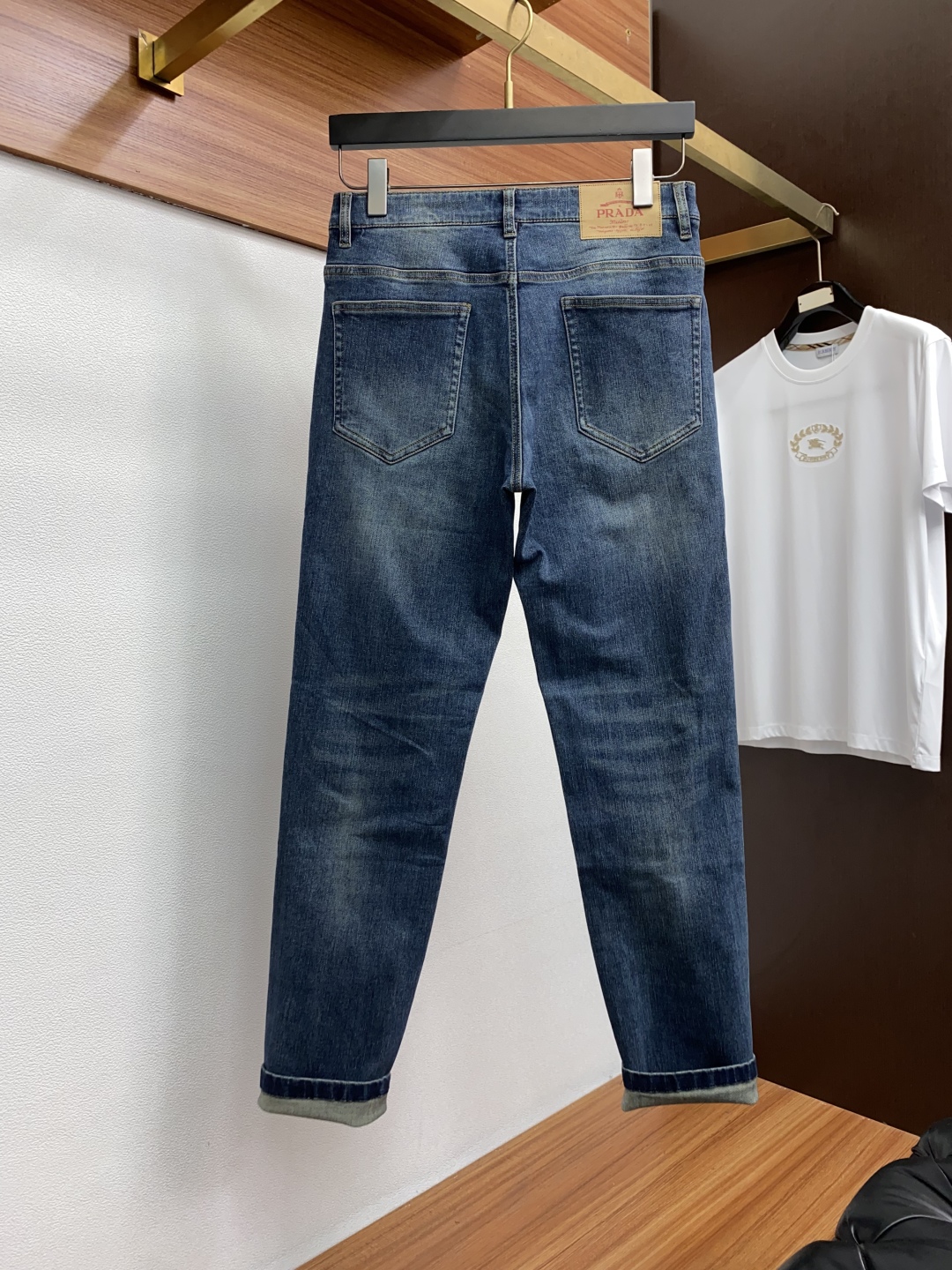 Prada 2025 Fall/Winter Jeans: Clean, urban style with fine cotton, stylish top, and gold details. Sizes 30-38. - 图片 8