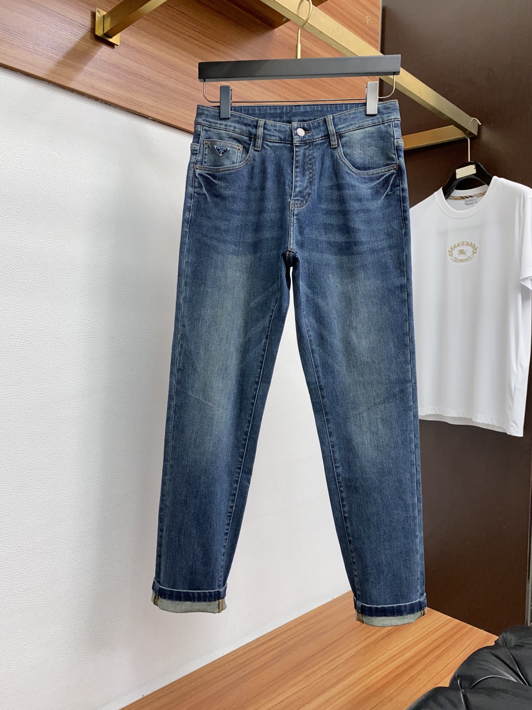 Prada 2025 Fall/Winter Jeans: Clean, urban style with fine cotton, stylish top, and gold details. Sizes 30-38. - 图片 2