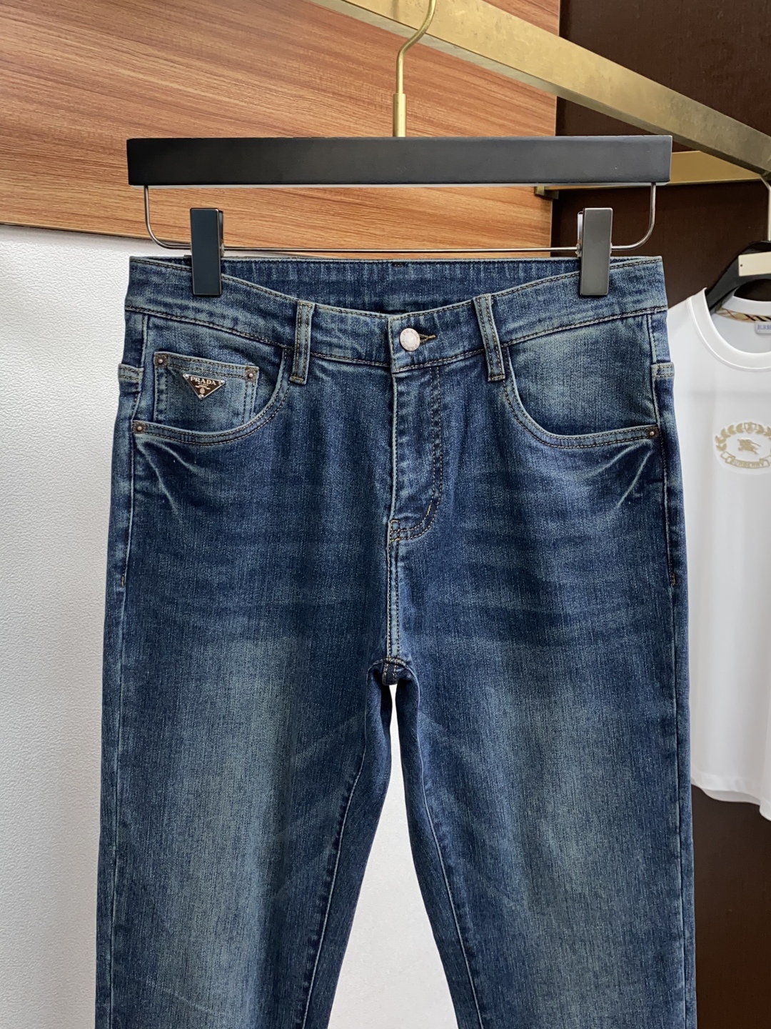 Prada 2025 Fall/Winter Jeans: Clean, urban style with fine cotton, stylish top, and gold details. Sizes 30-38. - 图片 3