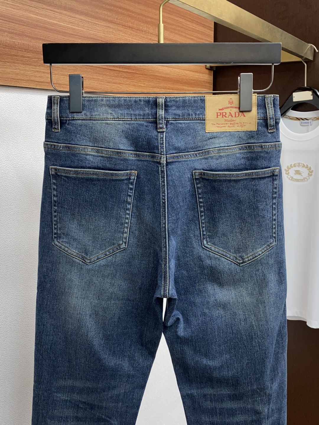Prada 2025 Fall/Winter Jeans: Clean, urban style with fine cotton, stylish top, and gold details. Sizes 30-38. - 图片 9