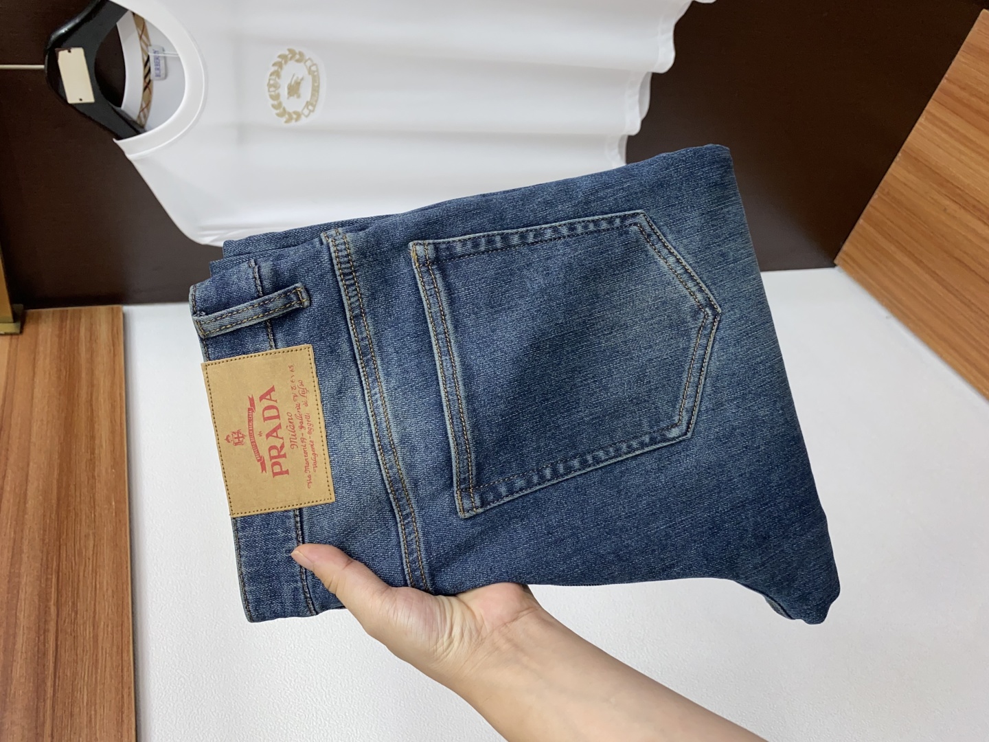 Prada 2025 Fall/Winter Jeans: Clean, urban style with fine cotton, stylish top, and gold details. Sizes 30-38. - 图片 1