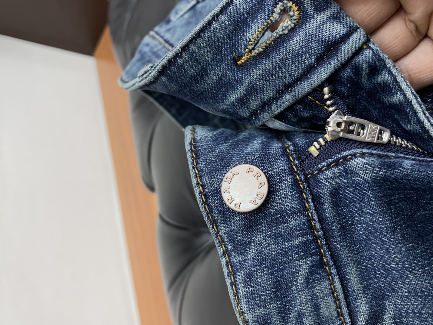 Prada 2025 Fall/Winter Jeans: Clean, urban style with fine cotton, stylish top, and gold details. Sizes 30-38. - 图片 4