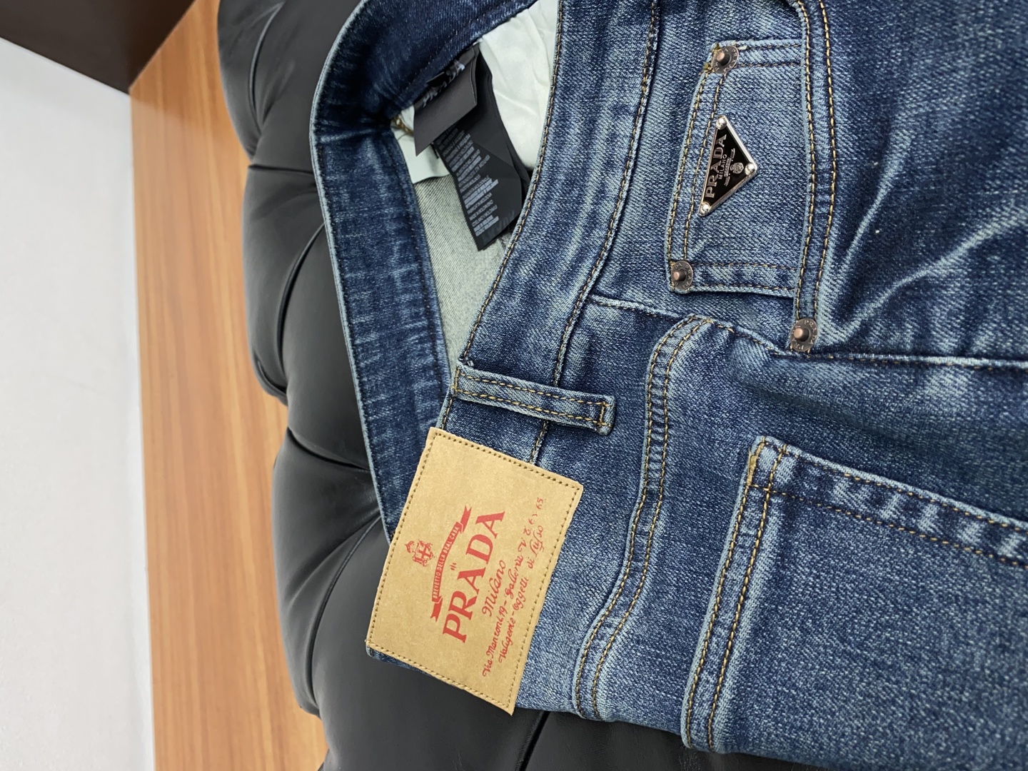 Prada 2025 Fall/Winter Jeans: Clean, urban style with fine cotton, stylish top, and gold details. Sizes 30-38. - 图片 5