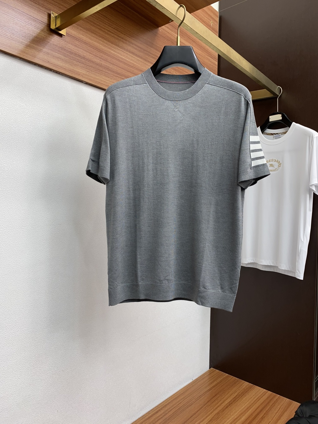  TB 家族男士高端简约圆领针织毛衣短袖 ，香港洋行渠道货，纯正血统品质，25年秋冬 新款，经典王牌系列