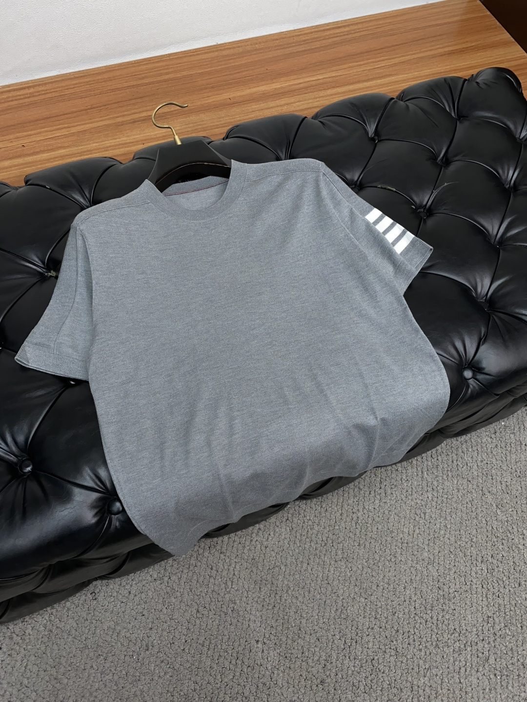  TB 家族男士高端简约圆领针织毛衣短袖 ，香港洋行渠道货，纯正血统品质，25年秋冬 新款，经典王牌系列