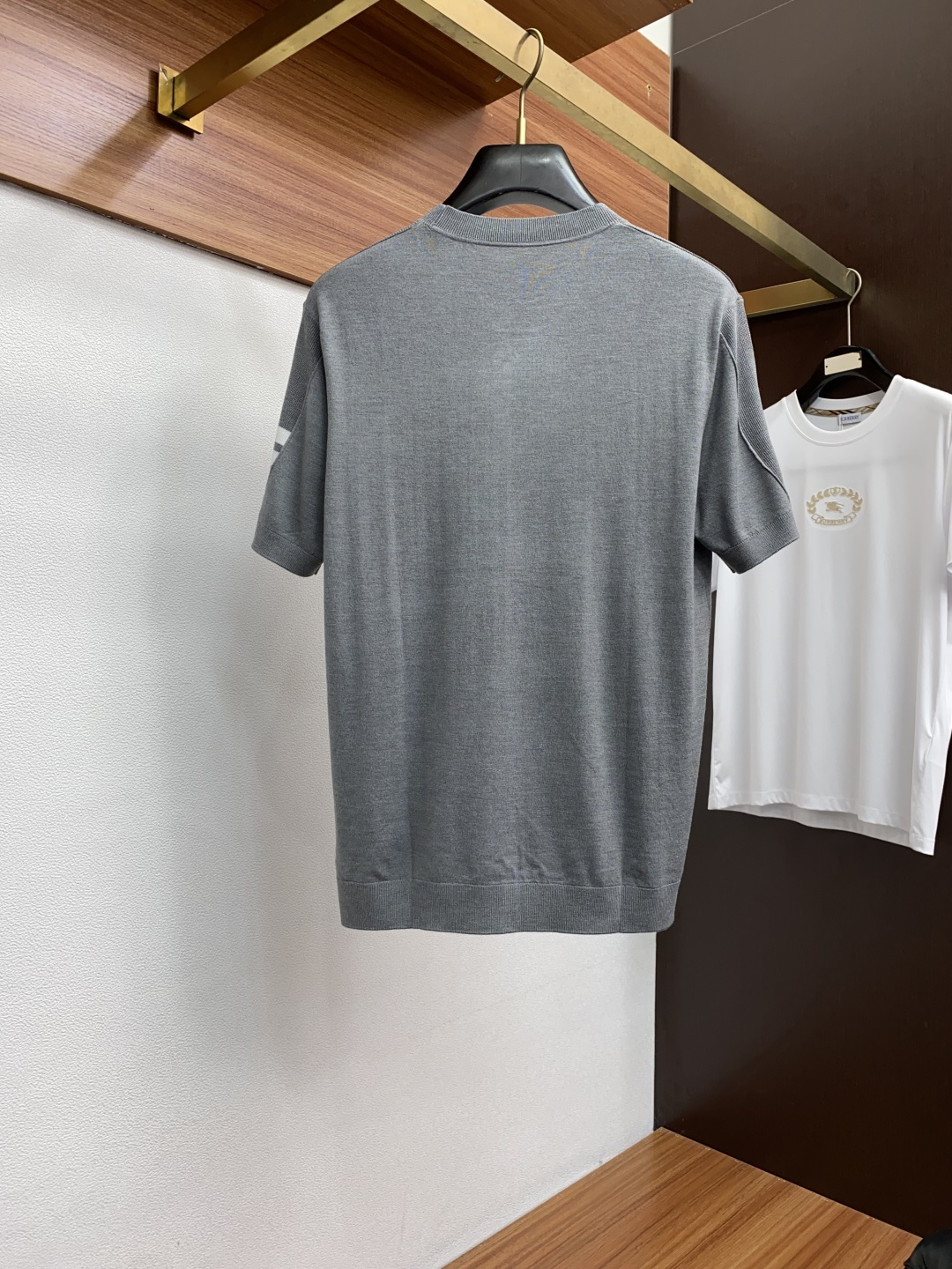  TB 家族男士高端简约圆领针织毛衣短袖 ，香港洋行渠道货，纯正血统品质，25年秋冬 新款，经典王牌系列