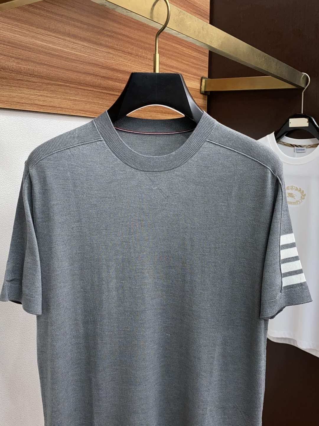  TB 家族男士高端简约圆领针织毛衣短袖 ，香港洋行渠道货，纯正血统品质，25年秋冬 新款，经典王牌系列