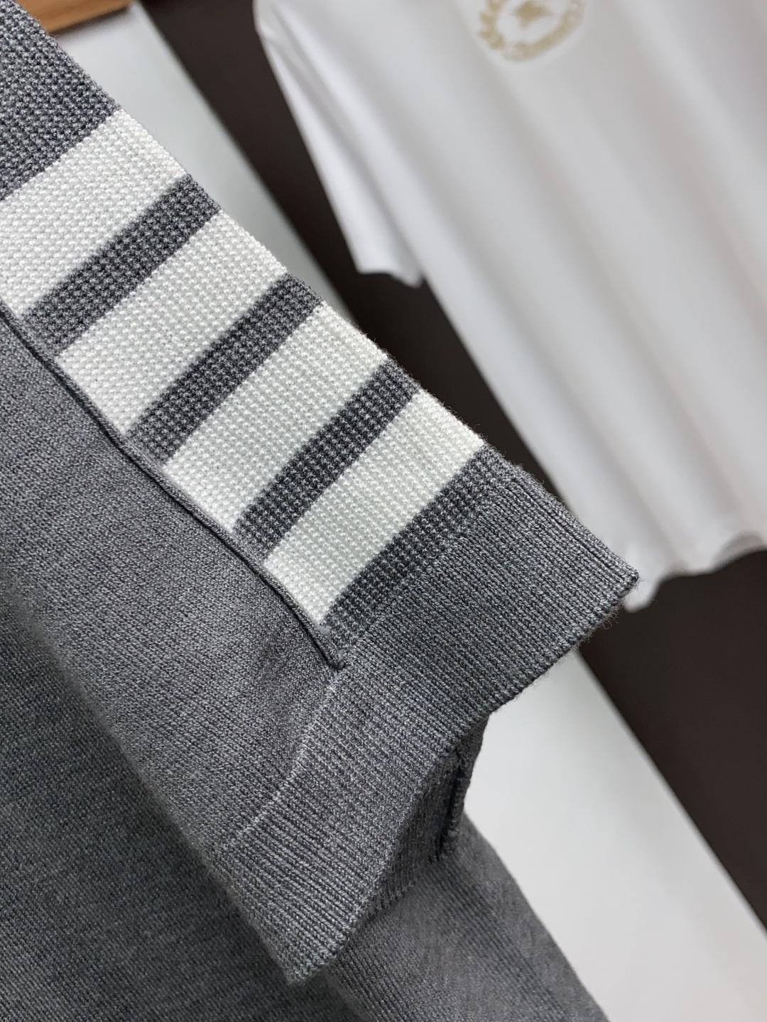  TB 家族男士高端简约圆领针织毛衣短袖 ，香港洋行渠道货，纯正血统品质，25年秋冬 新款，经典王牌系列