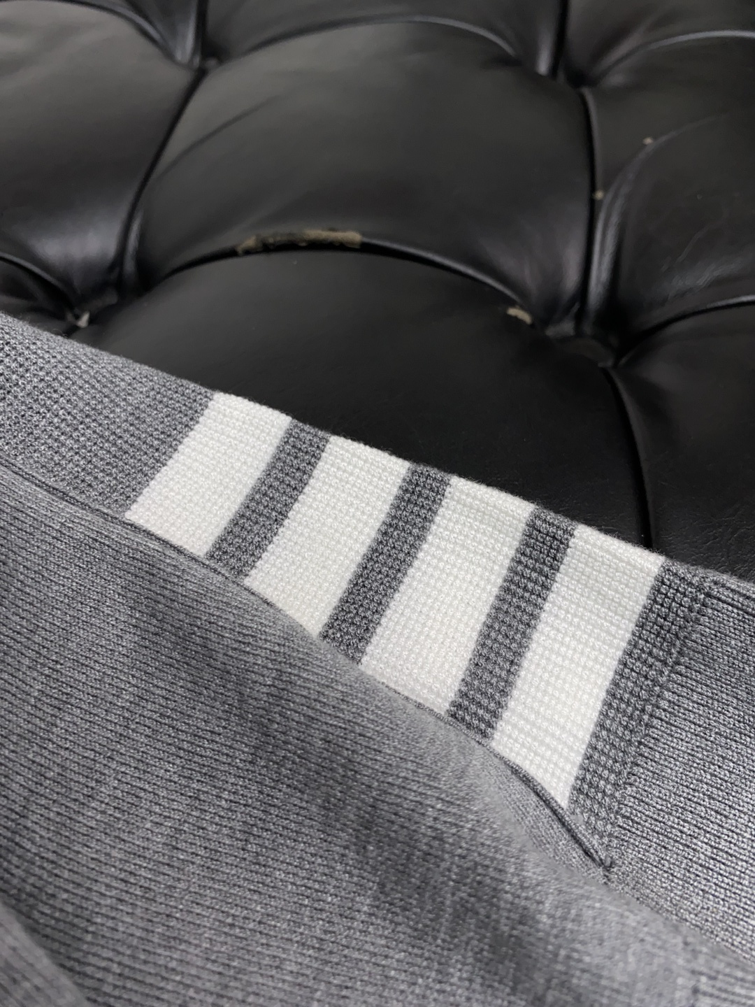  TB 家族男士高端简约圆领针织毛衣短袖 ，香港洋行渠道货，纯正血统品质，25年秋冬 新款，经典王牌系列