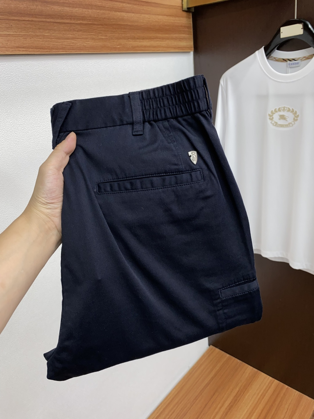  巴宝莉 2025春夏新款 休闲裤 干净利落剪裁，都市风十足 采用精纺纯棉面料手感软糯干爽，上身效果挺括