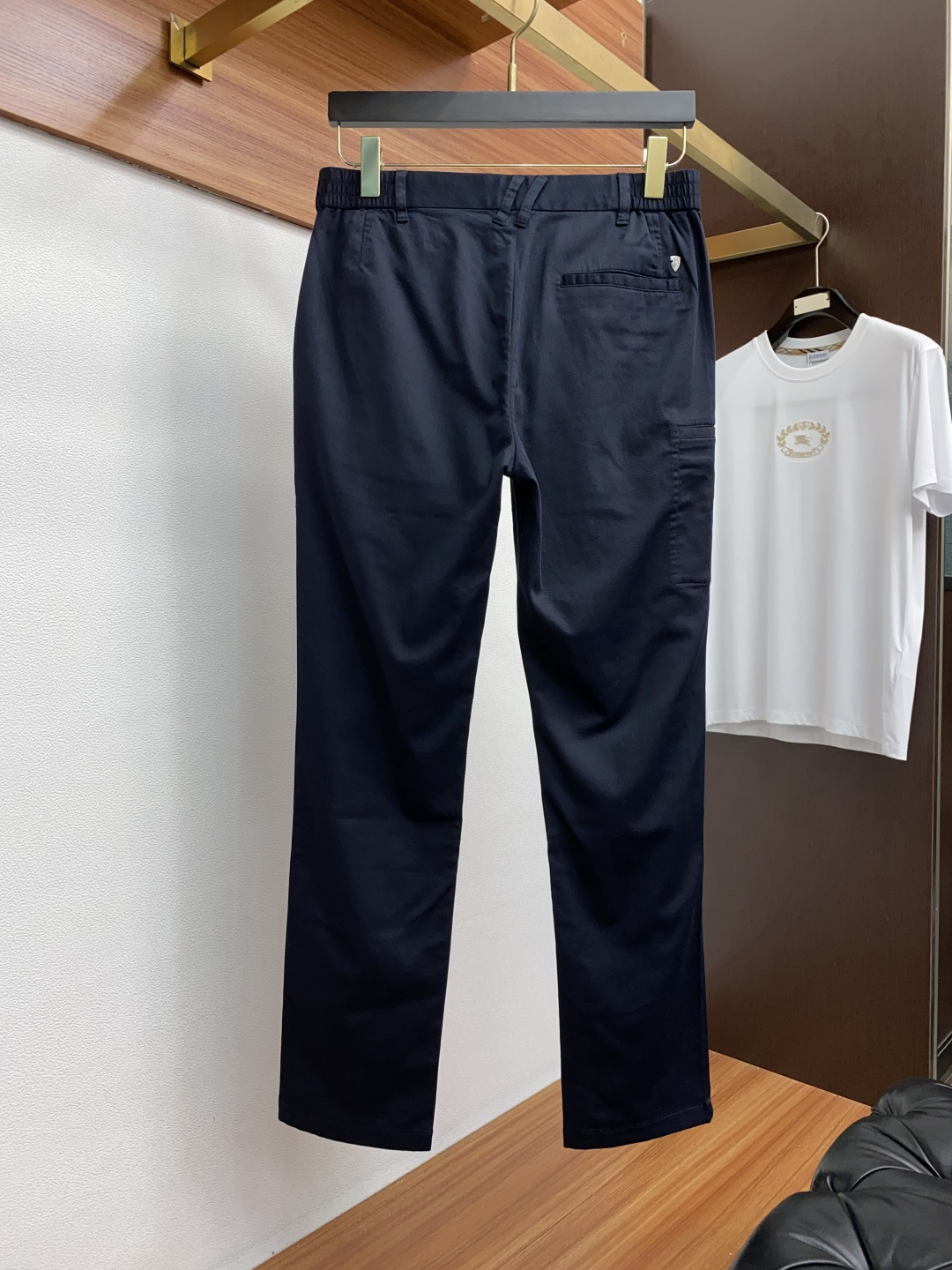  巴宝莉 2025春夏新款 休闲裤 干净利落剪裁，都市风十足 采用精纺纯棉面料手感软糯干爽，上身效果挺括