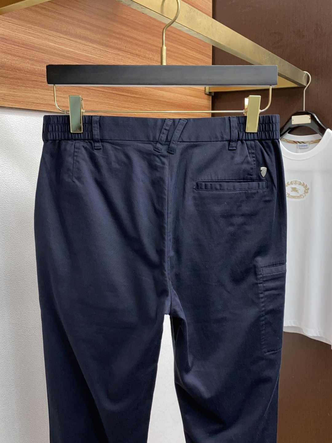  巴宝莉 2025春夏新款 休闲裤 干净利落剪裁，都市风十足 采用精纺纯棉面料手感软糯干爽，上身效果挺括