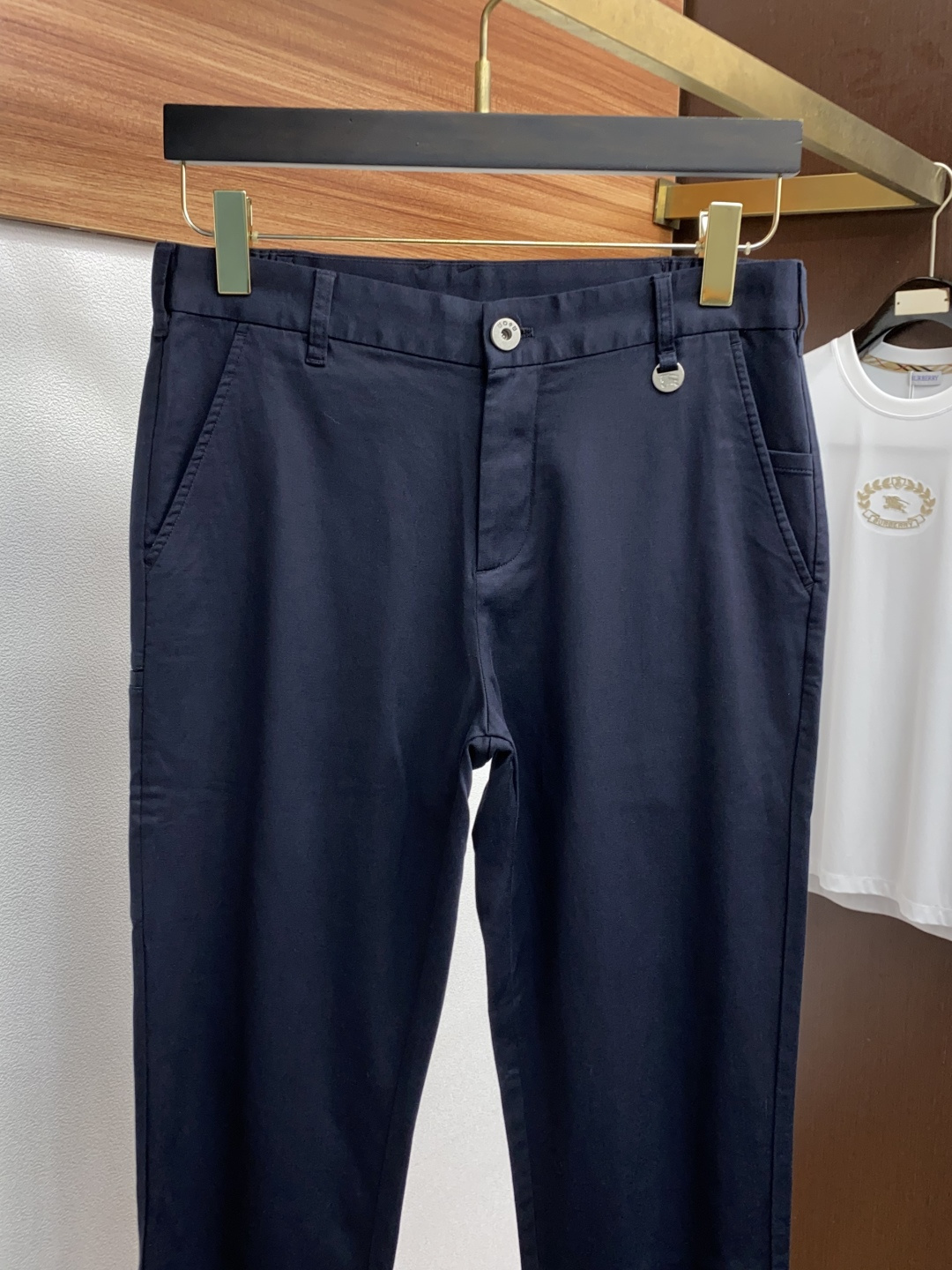  巴宝莉 2025春夏新款 休闲裤 干净利落剪裁，都市风十足 采用精纺纯棉面料手感软糯干爽，上身效果挺括