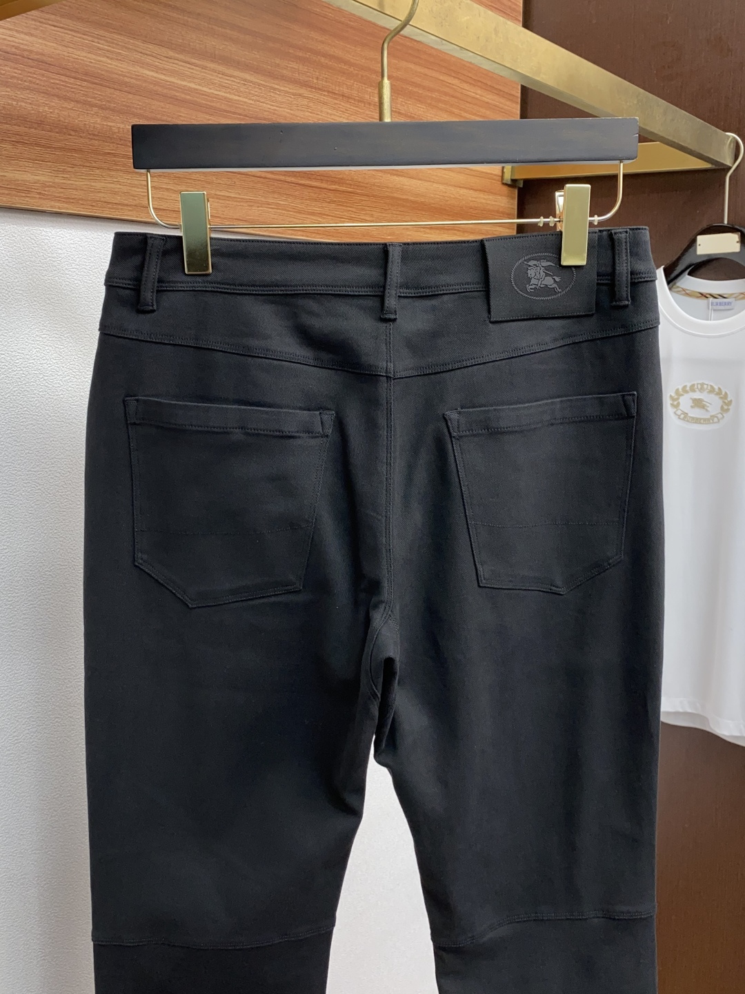  巴宝莉 2025春夏新款 休闲裤 干净利落剪裁，都市风十足 采用精纺纯棉面料手感软糯干爽，上身效果挺括