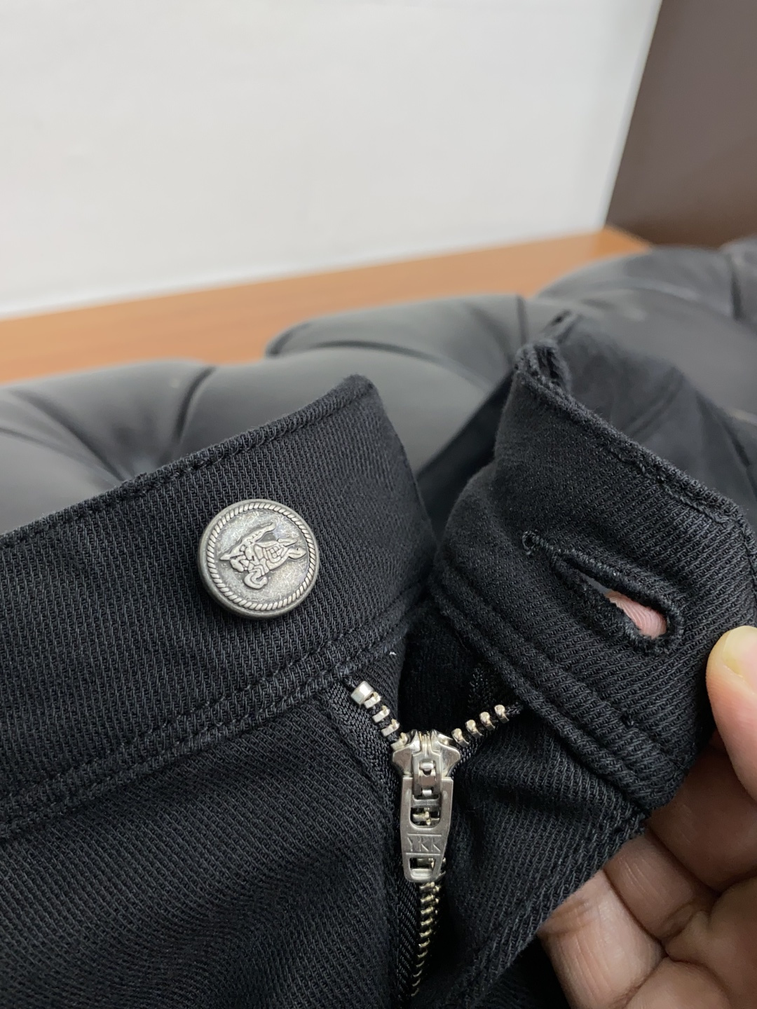  巴宝莉 2025春夏新款 休闲裤 干净利落剪裁，都市风十足 采用精纺纯棉面料手感软糯干爽，上身效果挺括