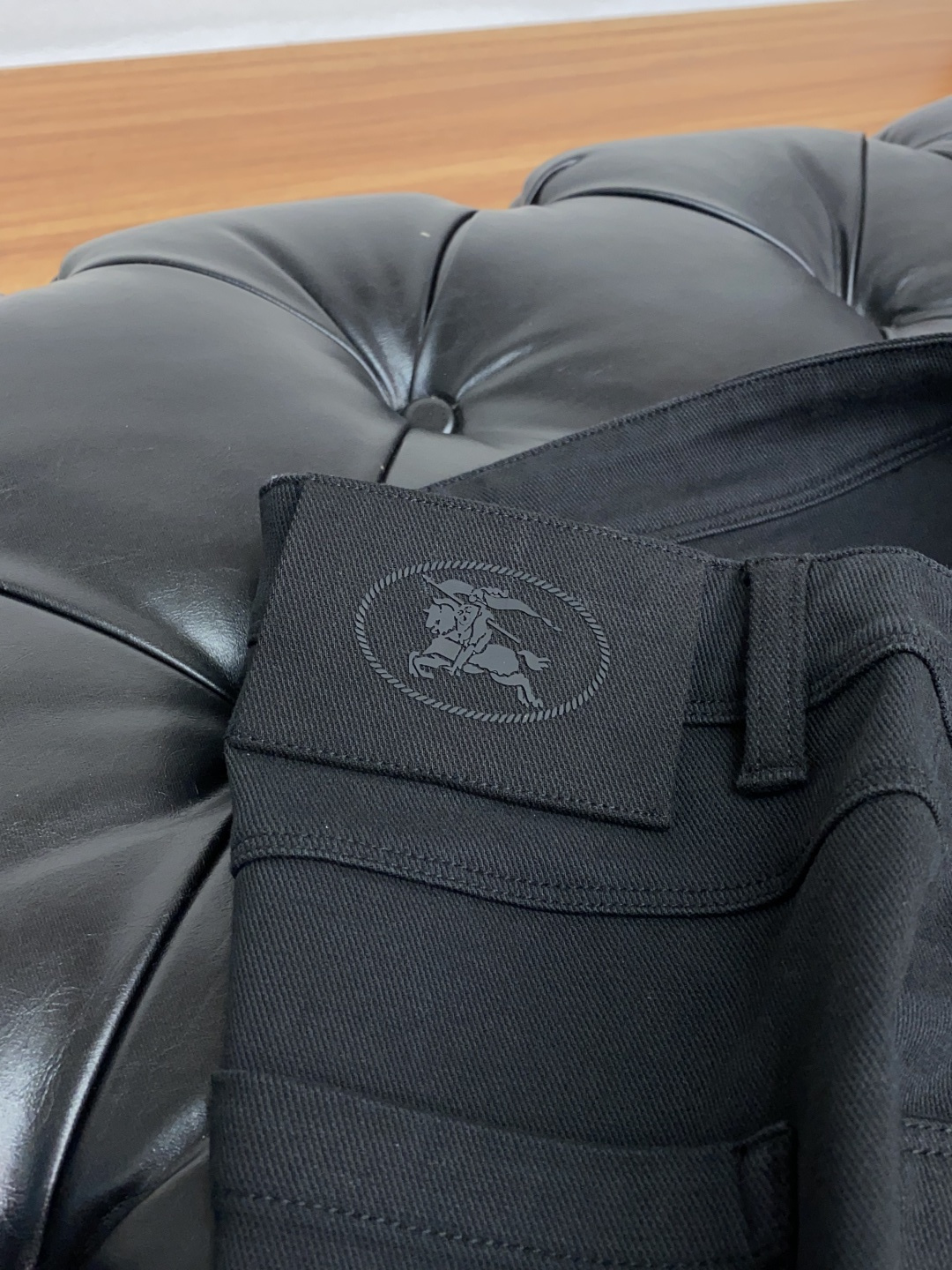  巴宝莉 2025春夏新款 休闲裤 干净利落剪裁，都市风十足 采用精纺纯棉面料手感软糯干爽，上身效果挺括