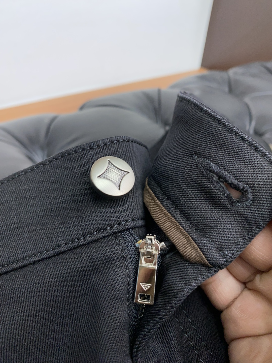  菲拉格慕 25ss秋冬 新款 男士小直筒原单 牛仔裤 秋冬新款超柔软，弹力面料，复杂的手工艺叠加，任何