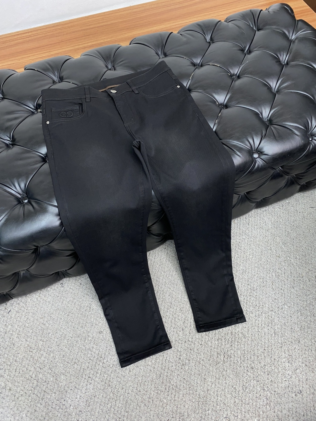  菲拉格慕 25ss秋冬 新款 男士小直筒原单 牛仔裤 秋冬新款超柔软，弹力面料，复杂的手工艺叠加，任何