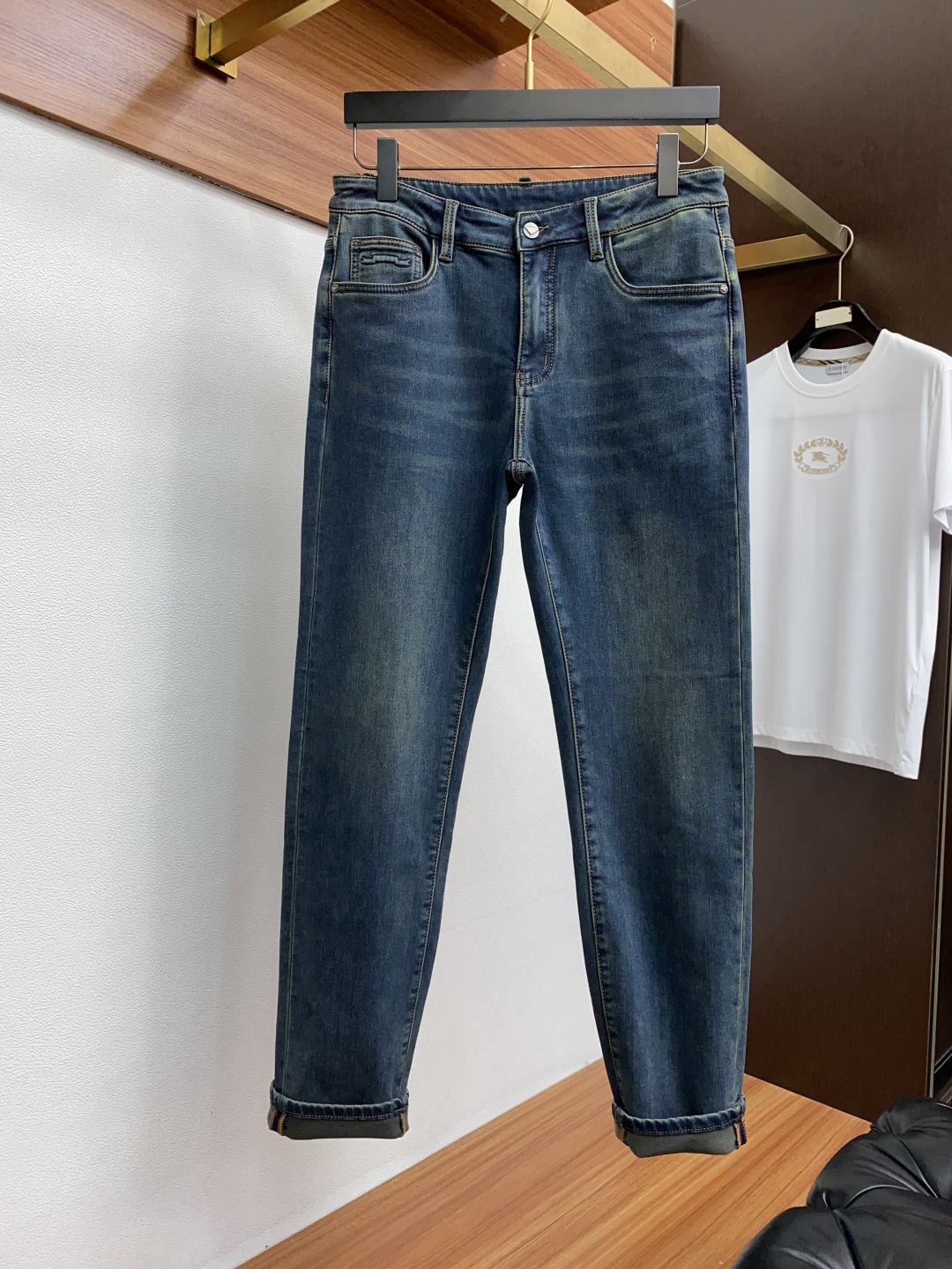 “Prada Men’s Fall/Winter Jeans: Durable, Handcrafted, Unique Design with Leather Plates and Metal Accents” - 图片 2