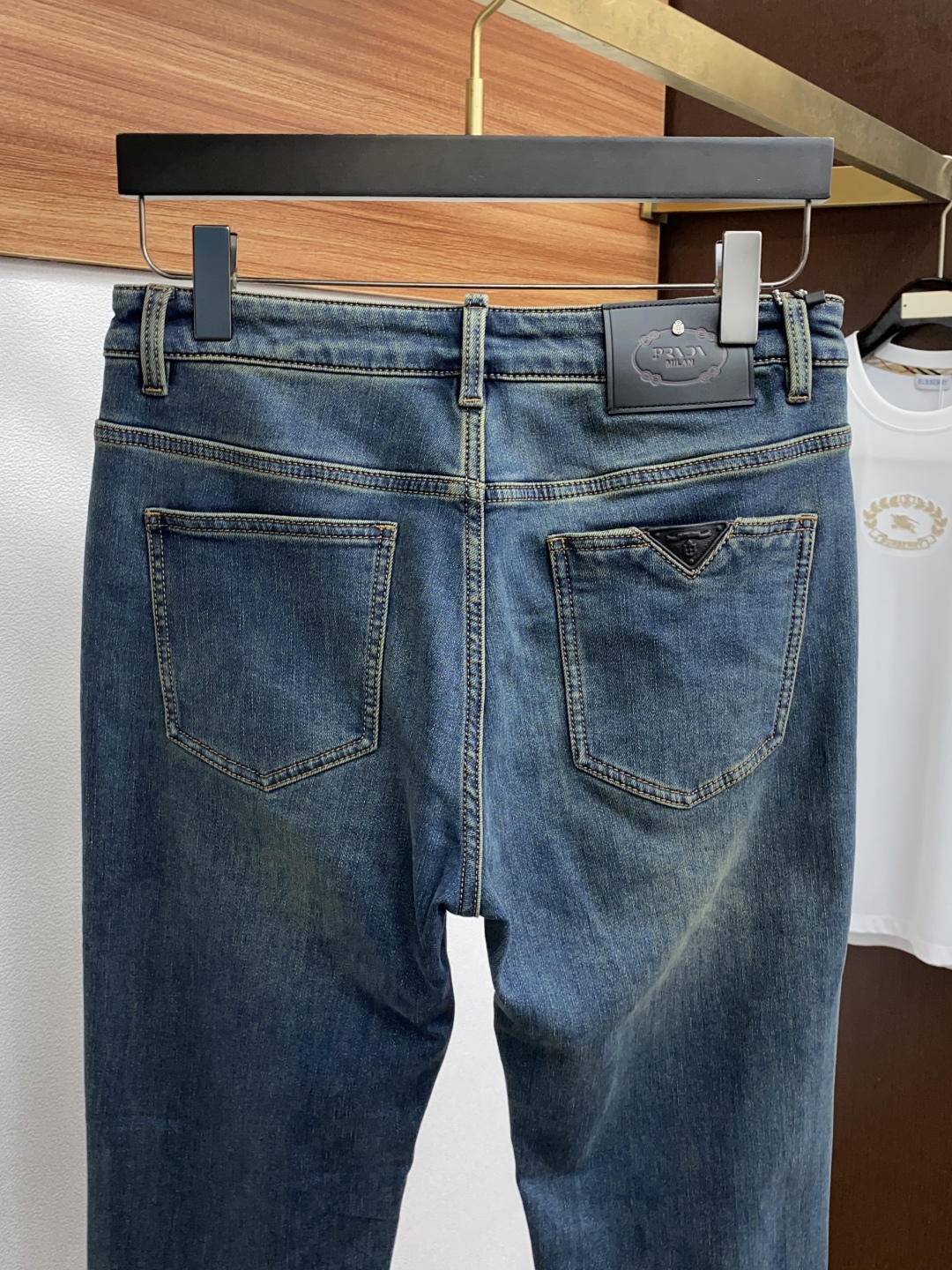“Prada Men’s Fall/Winter Jeans: Durable, Handcrafted, Unique Design with Leather Plates and Metal Accents” - 图片 9