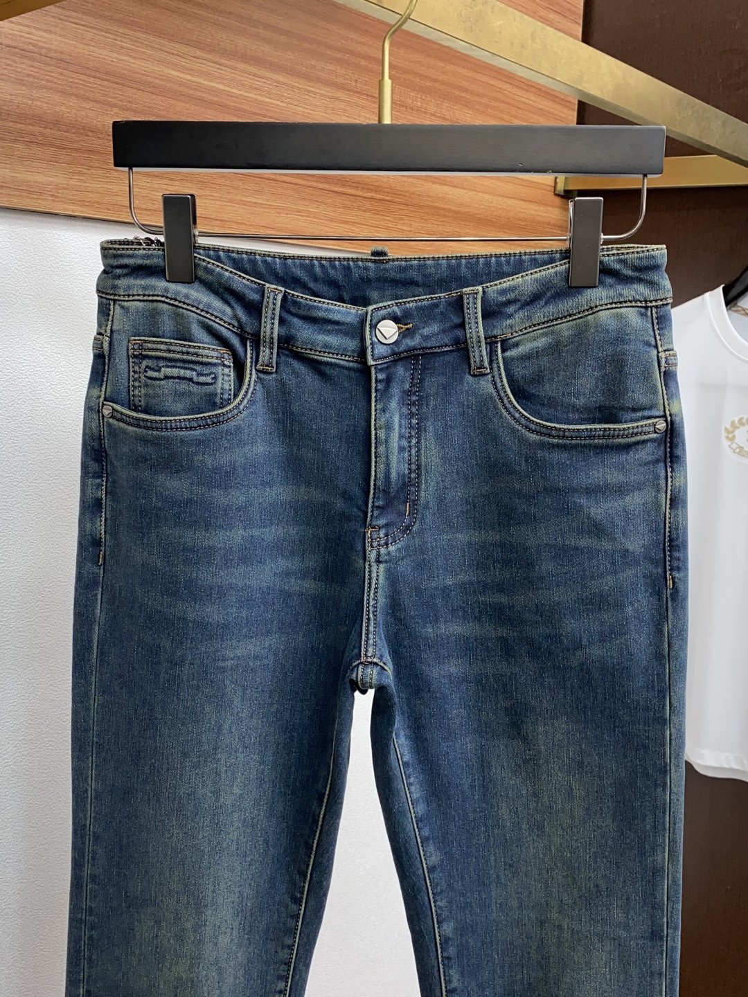 “Prada Men’s Fall/Winter Jeans: Durable, Handcrafted, Unique Design with Leather Plates and Metal Accents” - 图片 3