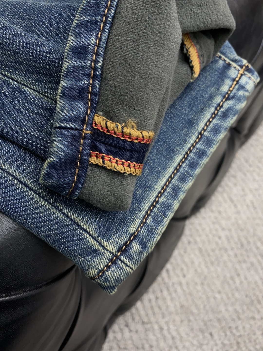 “Prada Men’s Fall/Winter Jeans: Durable, Handcrafted, Unique Design with Leather Plates and Metal Accents” - 图片 7