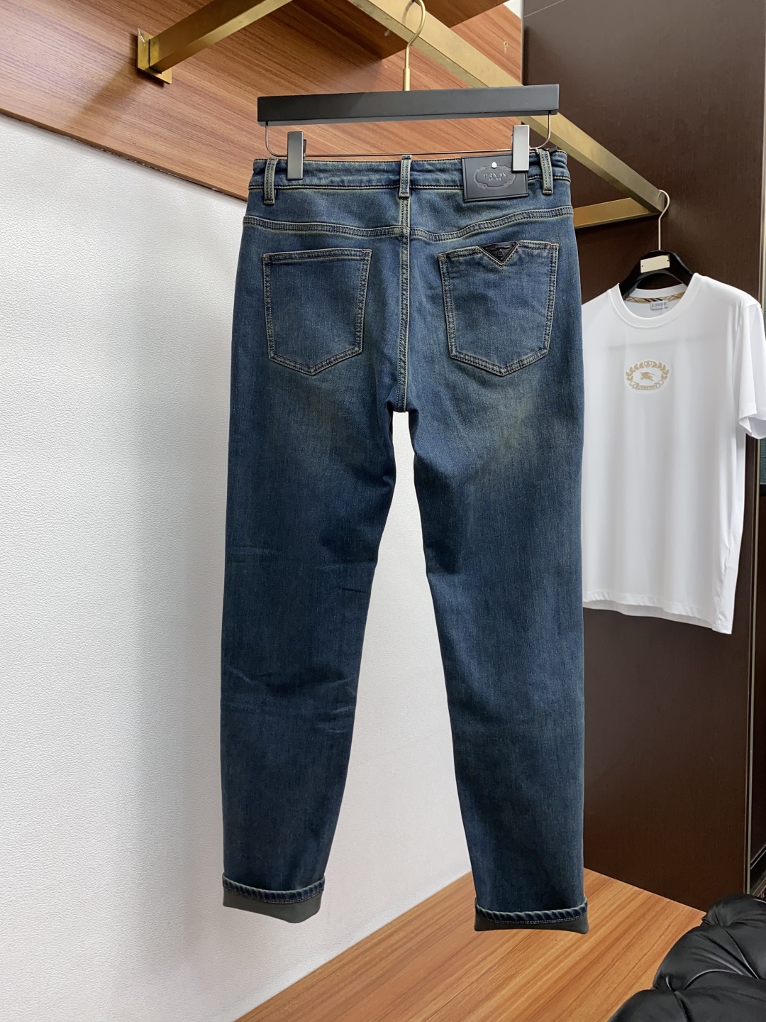 “Prada Men’s Fall/Winter Jeans: Durable, Handcrafted, Unique Design with Leather Plates and Metal Accents” - 图片 8