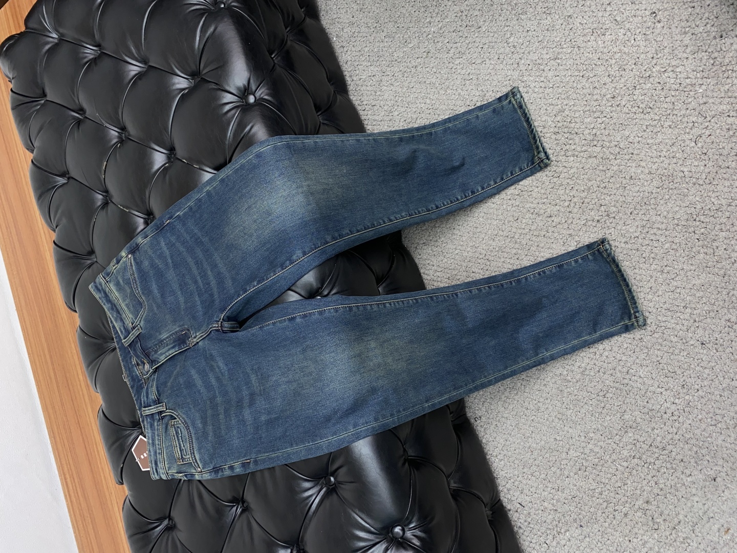 “Prada Men’s Fall/Winter Jeans: Durable, Handcrafted, Unique Design with Leather Plates and Metal Accents” - 图片 6