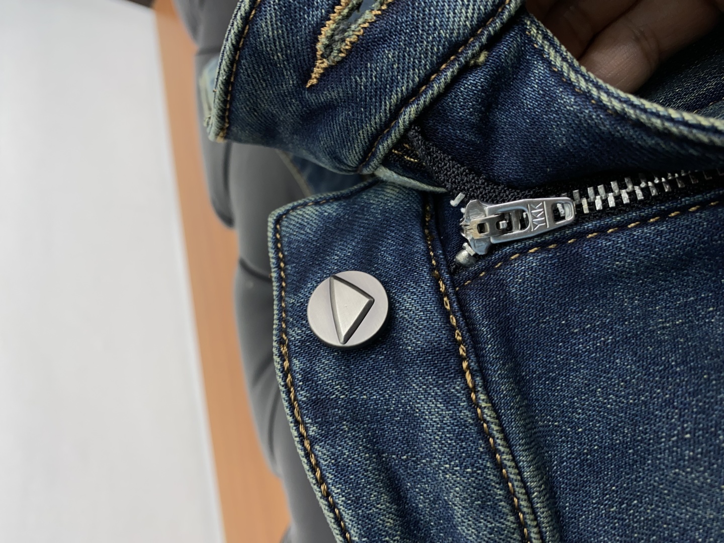 “Prada Men’s Fall/Winter Jeans: Durable, Handcrafted, Unique Design with Leather Plates and Metal Accents” - 图片 4