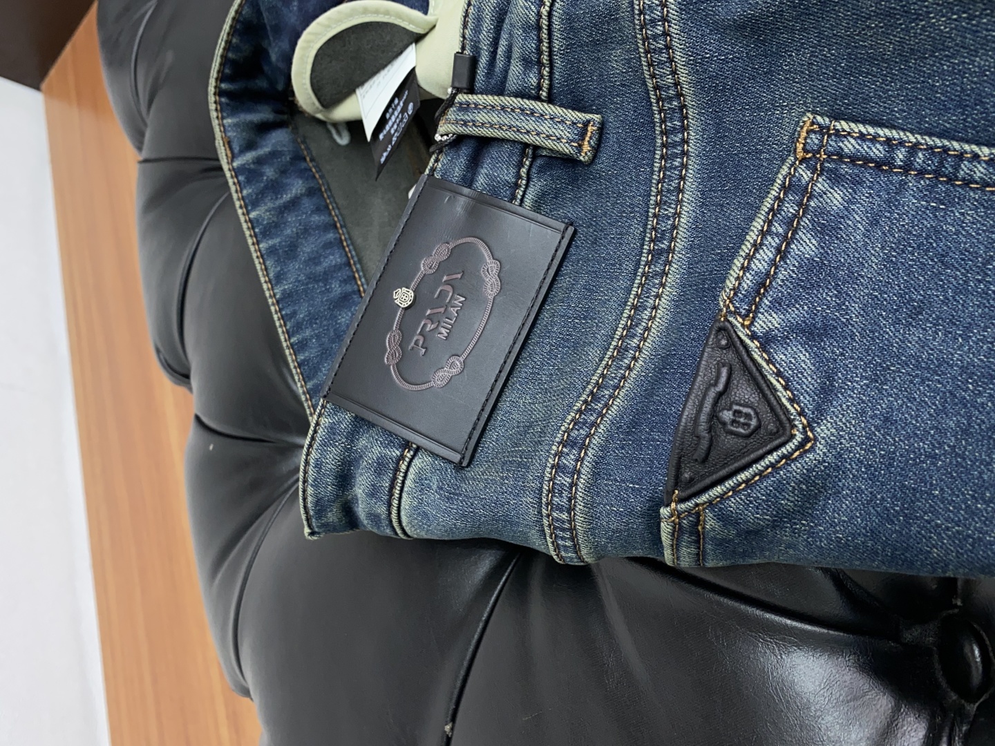 “Prada Men’s Fall/Winter Jeans: Durable, Handcrafted, Unique Design with Leather Plates and Metal Accents” - 图片 5