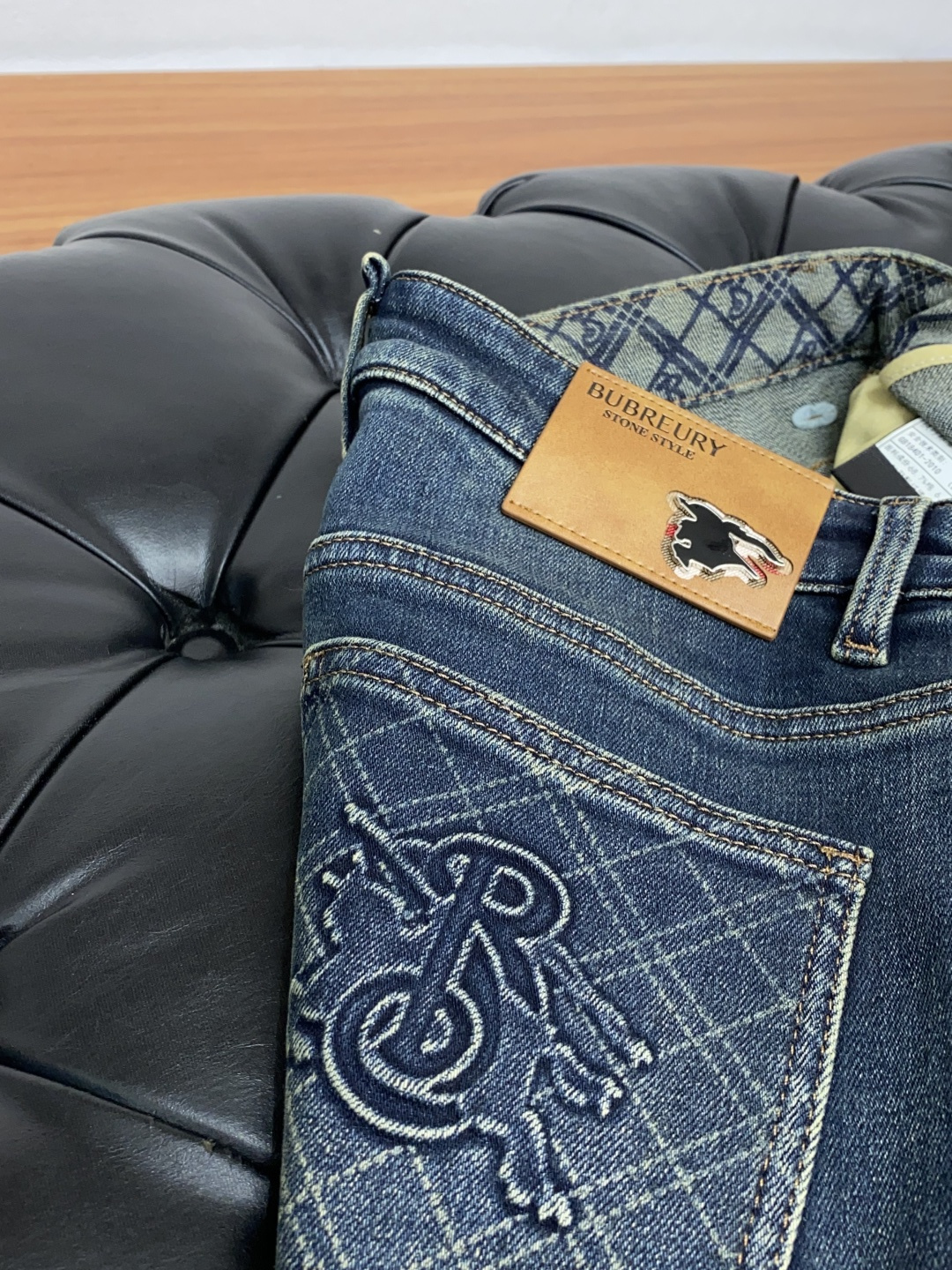 巴宝莉 25ss秋冬新款 男士小直筒原单 牛仔裤 秋冬新款超柔软，弹力面料，复杂的手工艺叠加，任何一个洗
