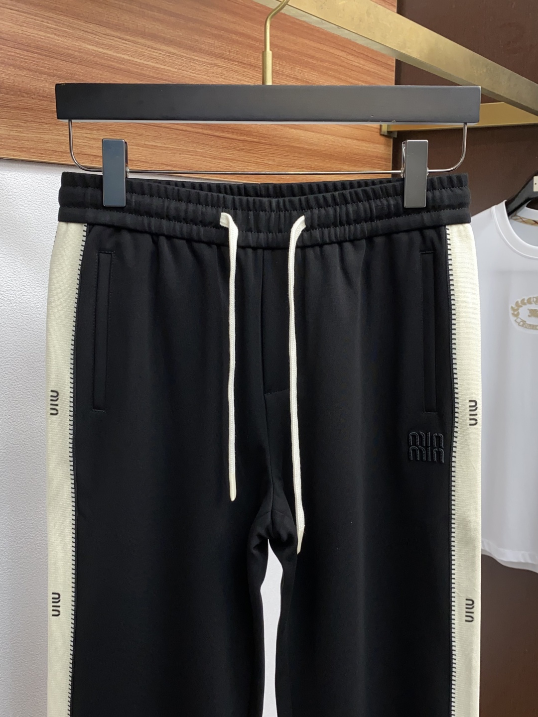 普拉达 2025SS早秋冬新品 丝光加厚纯棉面料男士运动休闲裤 每季必出的类型，无需质疑的热卖王牌单品，