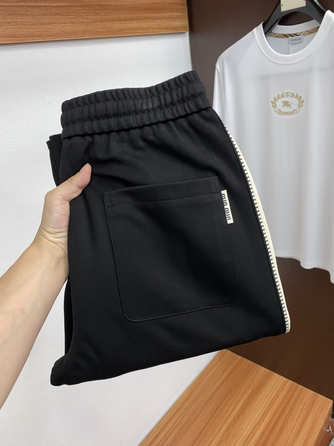 普拉达 2025SS早秋冬新品 丝光加厚纯棉面料男士运动休闲裤 每季必出的类型，无需质疑的热卖王牌单品，