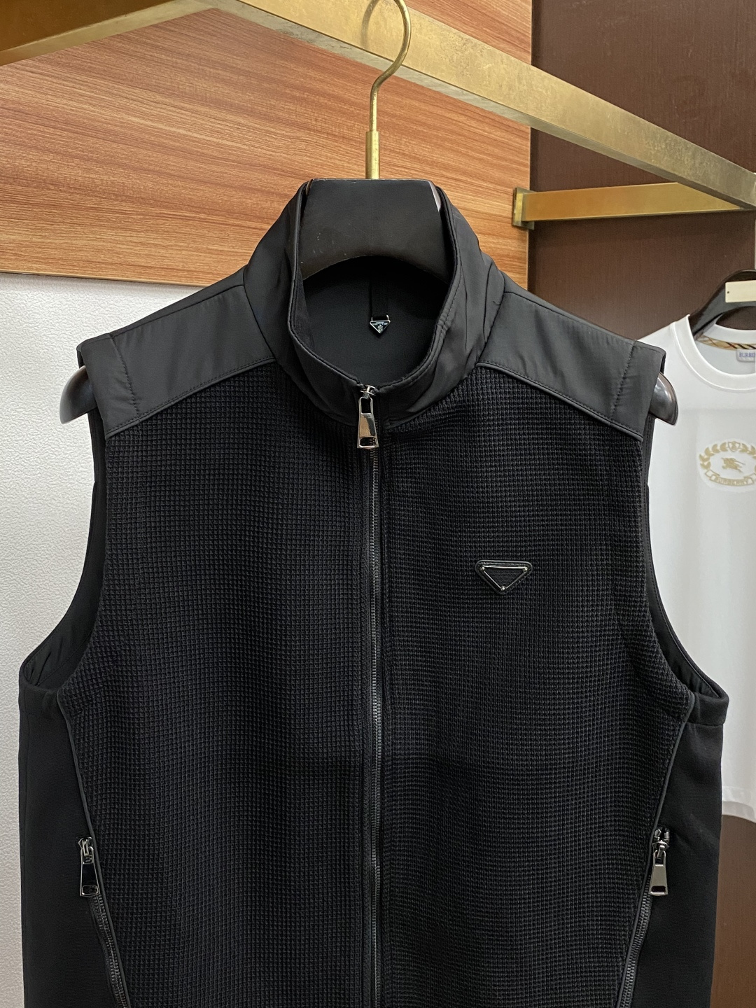  普拉达 高端定制 24fw秋冬新款针织马甲 精心 设计、兼具舒适性和精致感的专属和系列，提升您这个秋季