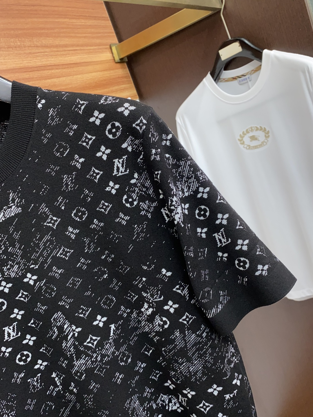  家族男士高端简约加厚针织毛衣短袖 ，香港洋行渠道货，纯正血统品质，25年秋冬 新款，经典王牌系列！
高