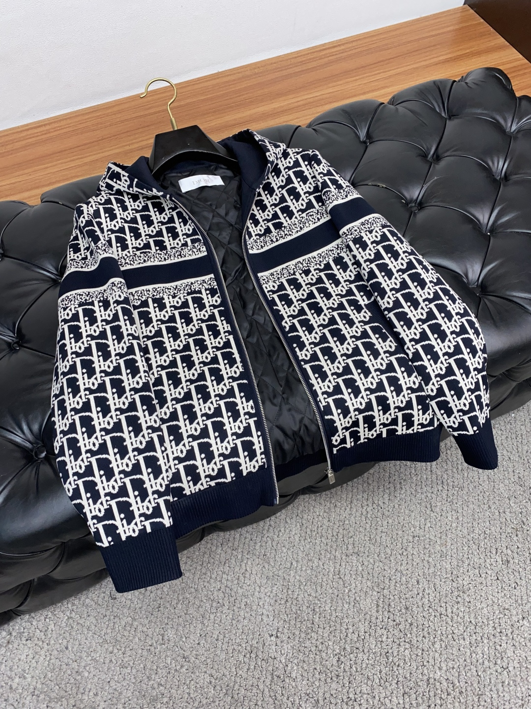  迪奥 25ss最新品 经典针织夹克连帽外套，设计帅气有型！百搭必备单品，时尚潮牌， 轻松营造酷帅氛围感