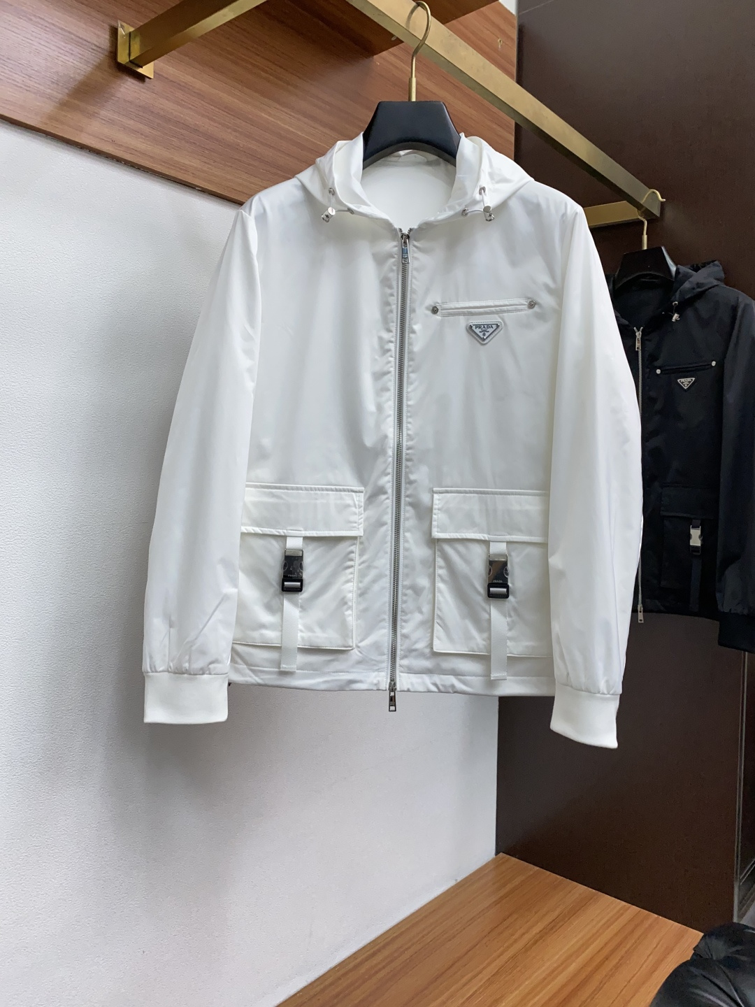  普拉达 25ss最新品 夹克连帽外套，设计帅气有型！百搭必备单品，时尚潮牌， 轻松营造酷帅氛围感 ，高