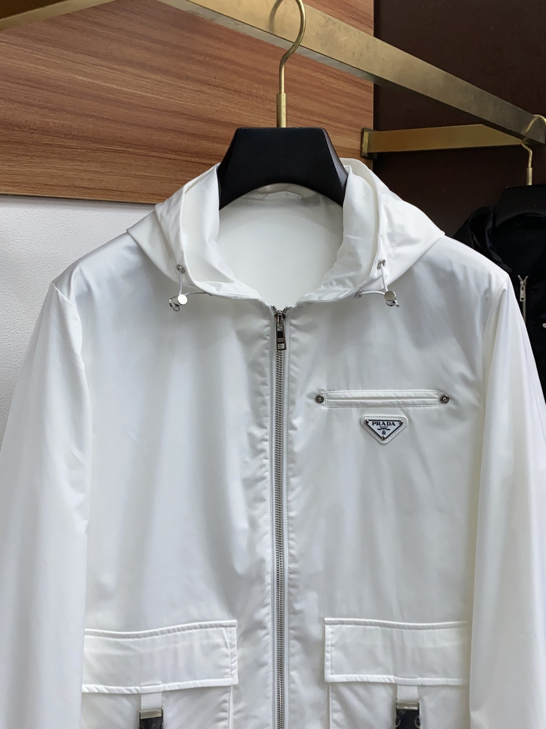  普拉达 25ss最新品 夹克连帽外套，设计帅气有型！百搭必备单品，时尚潮牌， 轻松营造酷帅氛围感 ，高