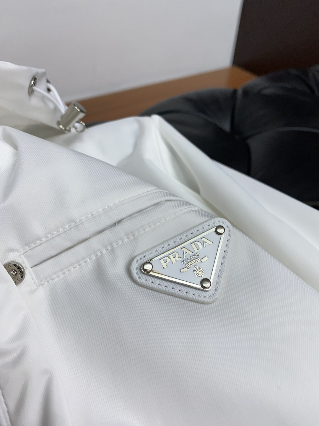  普拉达 25ss最新品 夹克连帽外套，设计帅气有型！百搭必备单品，时尚潮牌， 轻松营造酷帅氛围感 ，高