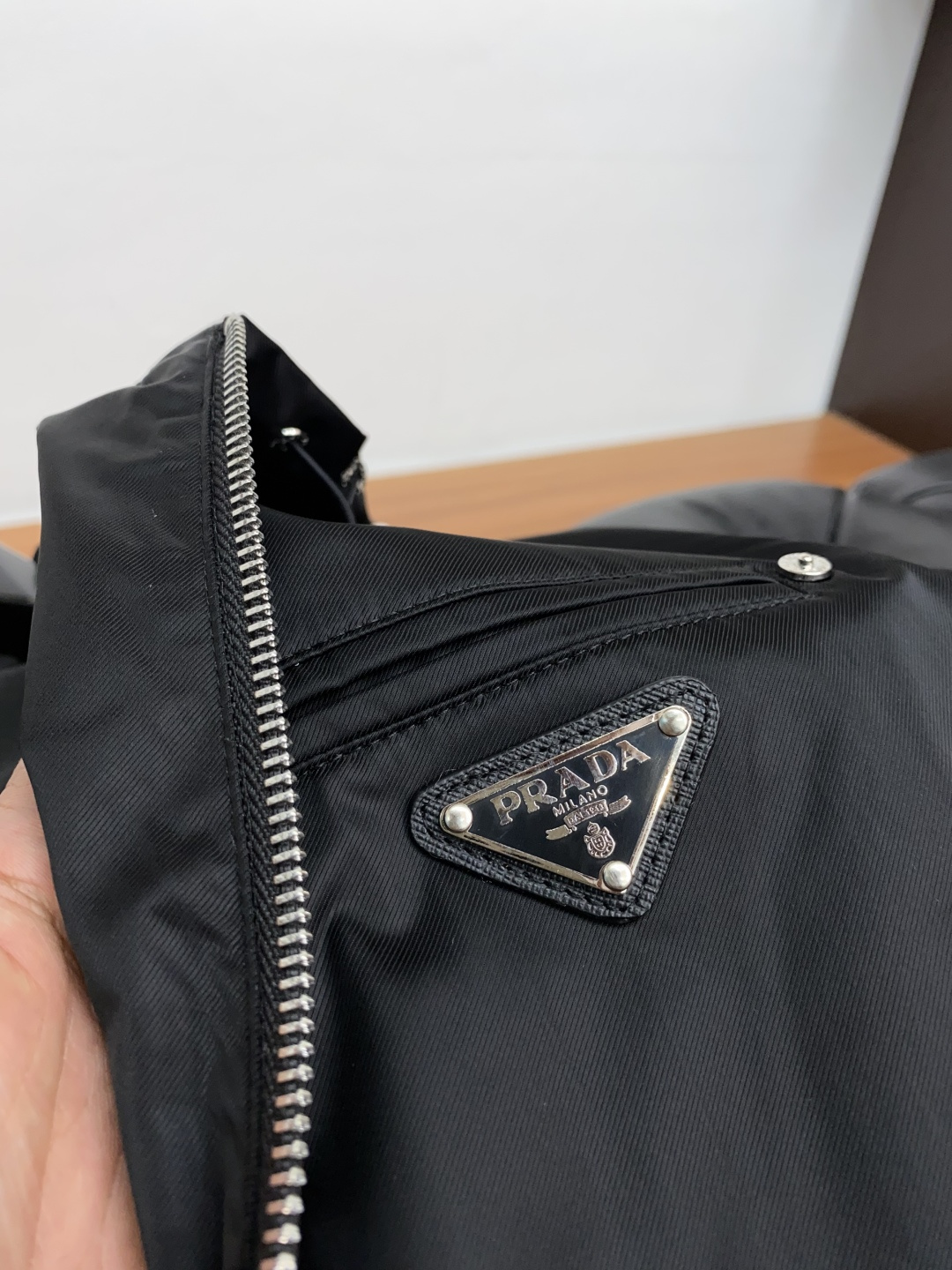  普拉达 25ss最新品 夹克连帽外套，设计帅气有型！百搭必备单品，时尚潮牌， 轻松营造酷帅氛围感 ，高