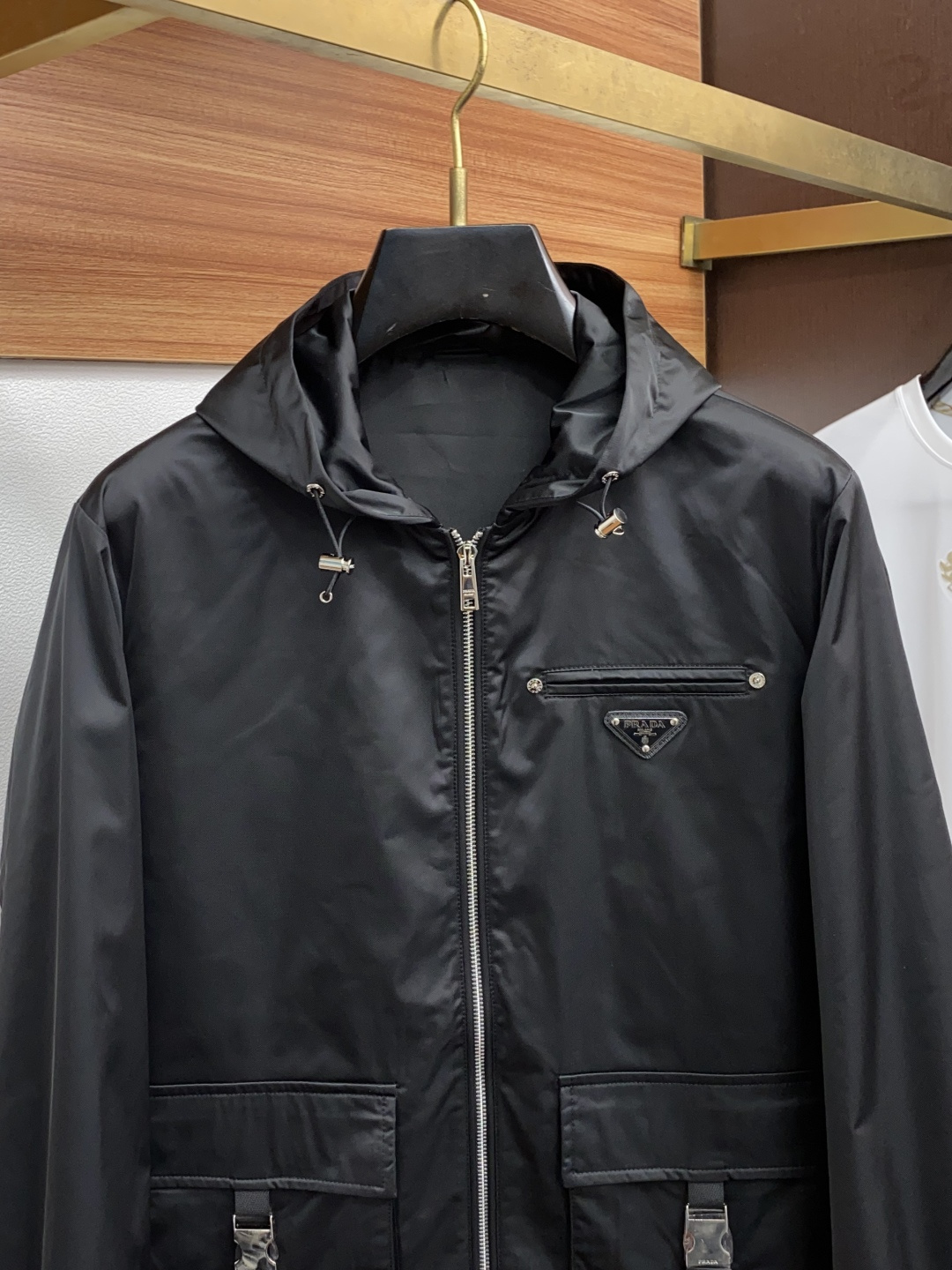  普拉达 25ss最新品 夹克连帽外套，设计帅气有型！百搭必备单品，时尚潮牌， 轻松营造酷帅氛围感 ，高