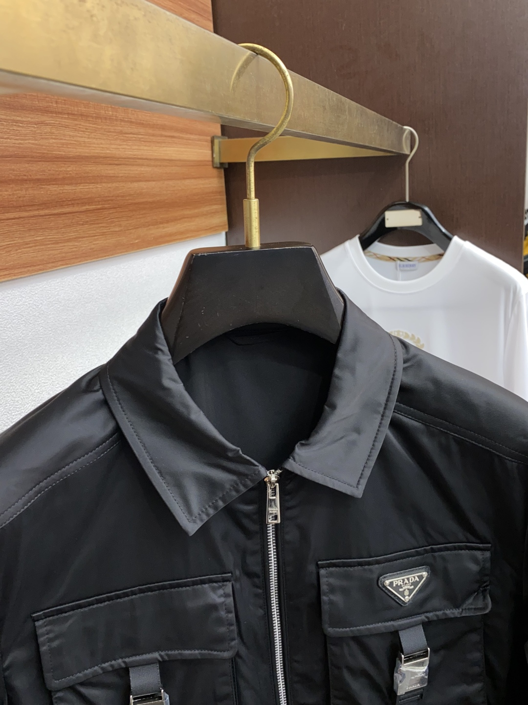  普拉达 25ss最新品 夹克翻领外套，设计帅气有型！百搭必备单品，时尚潮牌， 轻松营造酷帅氛围感 ，高