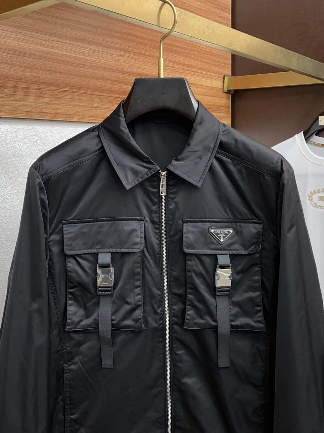  普拉达 25ss最新品 夹克翻领外套，设计帅气有型！百搭必备单品，时尚潮牌， 轻松营造酷帅氛围感 ，高