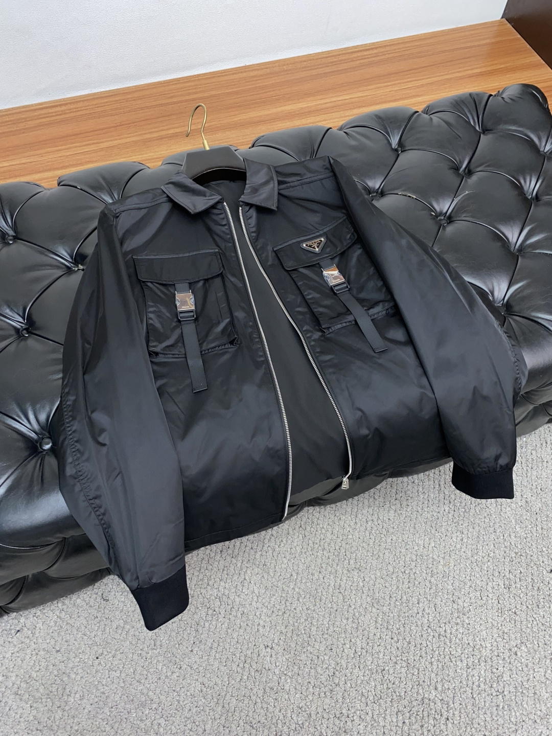  普拉达 25ss最新品 夹克翻领外套，设计帅气有型！百搭必备单品，时尚潮牌， 轻松营造酷帅氛围感 ，高