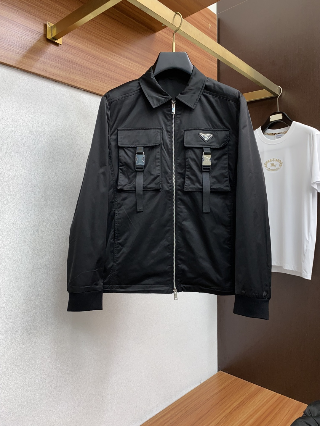  普拉达 25ss最新品 夹克翻领外套，设计帅气有型！百搭必备单品，时尚潮牌， 轻松营造酷帅氛围感 ，高