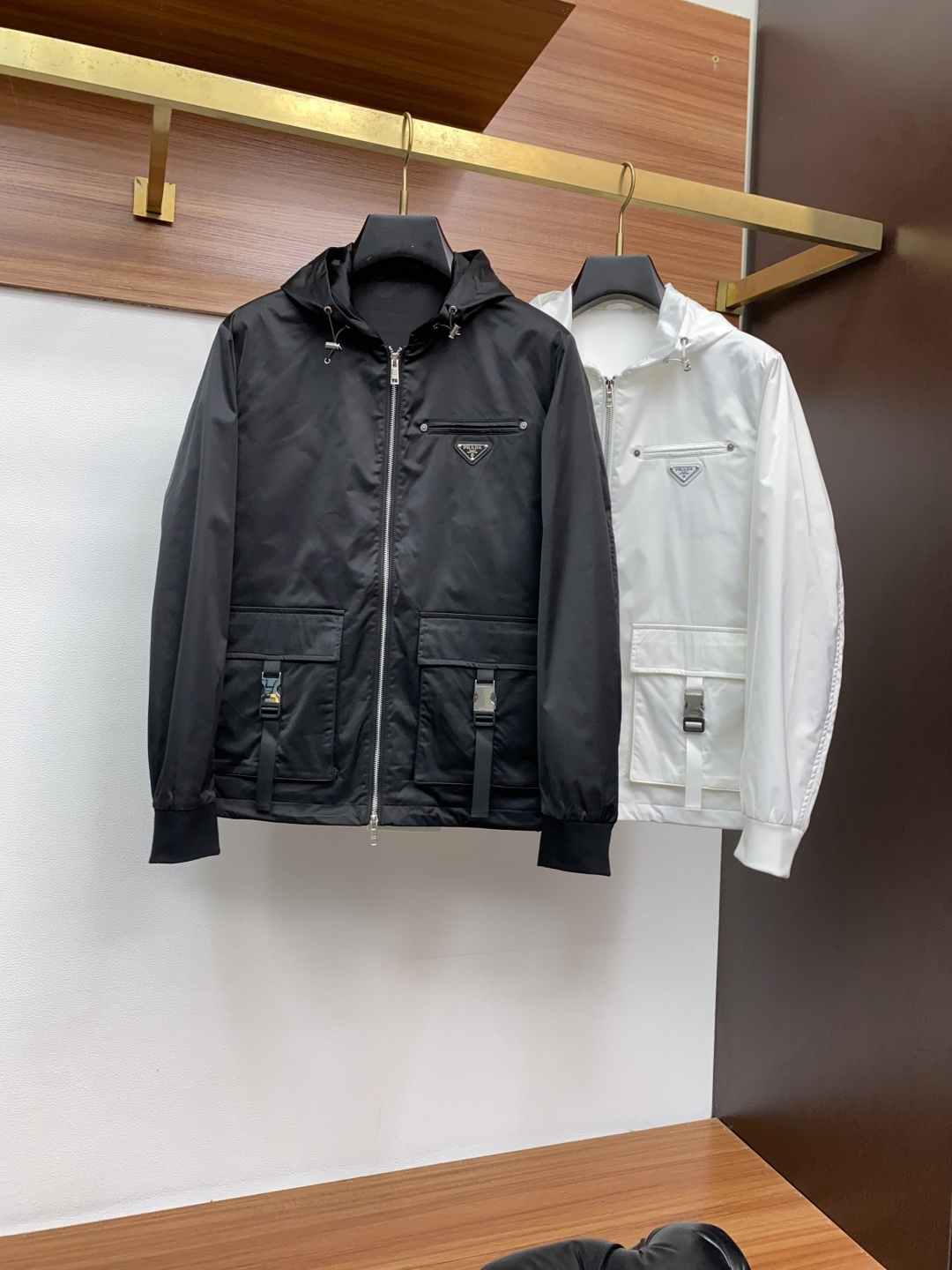  普拉达 25ss最新品 夹克连帽外套，设计帅气有型！百搭必备单品，时尚潮牌， 轻松营造酷帅氛围感 ，高